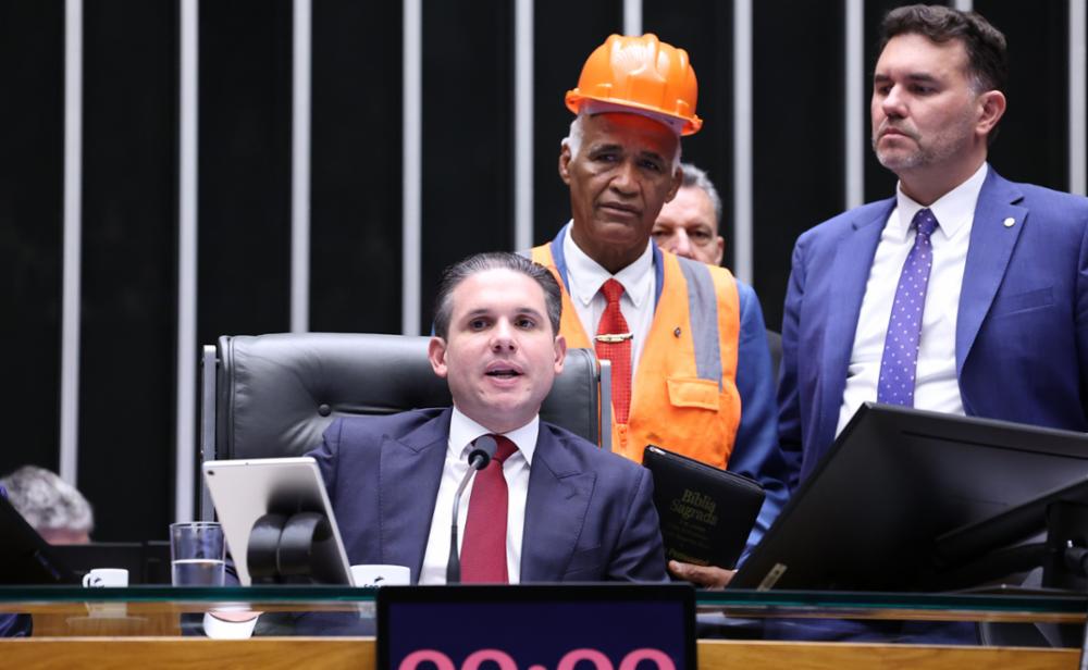 Entre o circo legislativo e a dignidade: O fim da escala 6×1