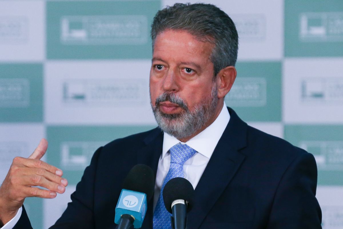 Arthur Lira reage a decisão de Renan Calheiros como novo relator do projeto do IR no Senado