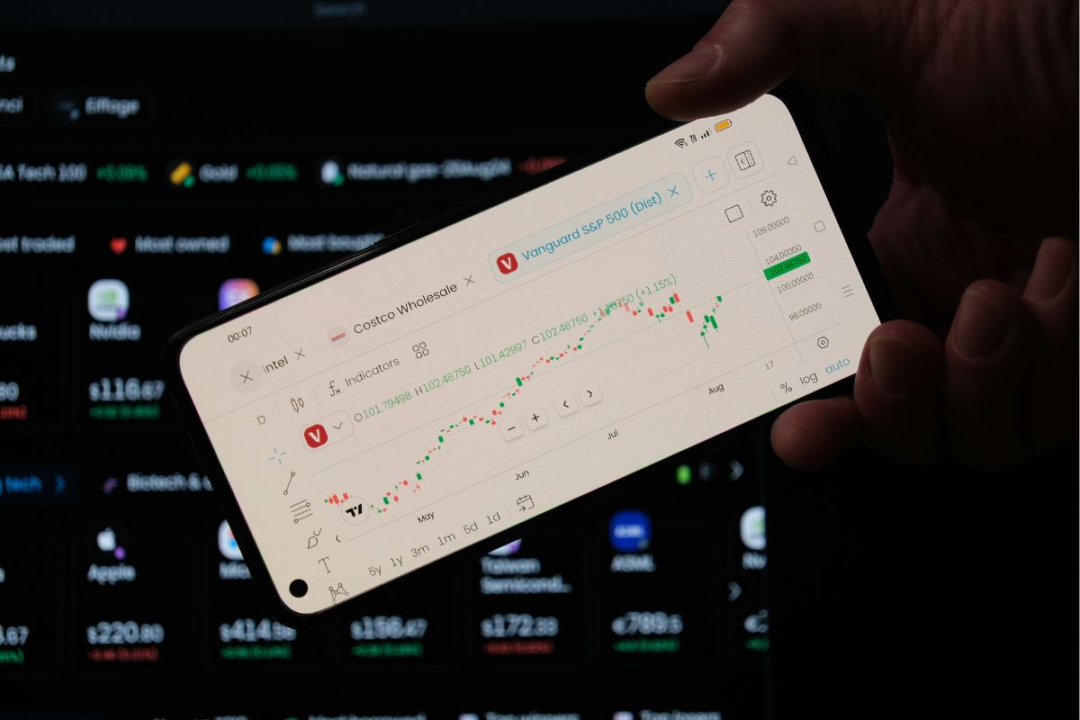 Ibovespa avança aos 159 mil pontos com apoio das blue chips