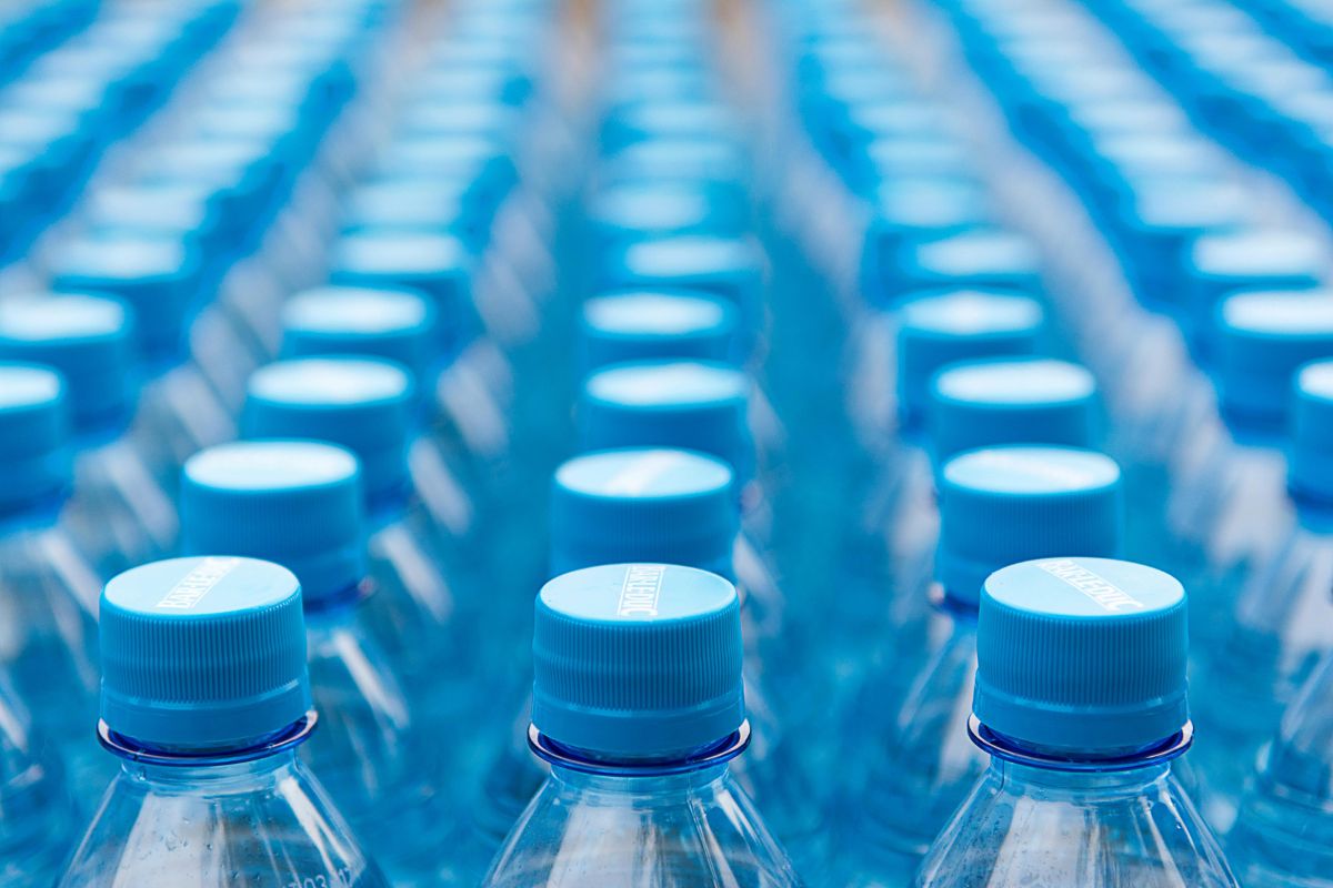Anvisa obriga Coca-Cola a recolher lote da Crystal após descobrir mesma bactéria da Ypê