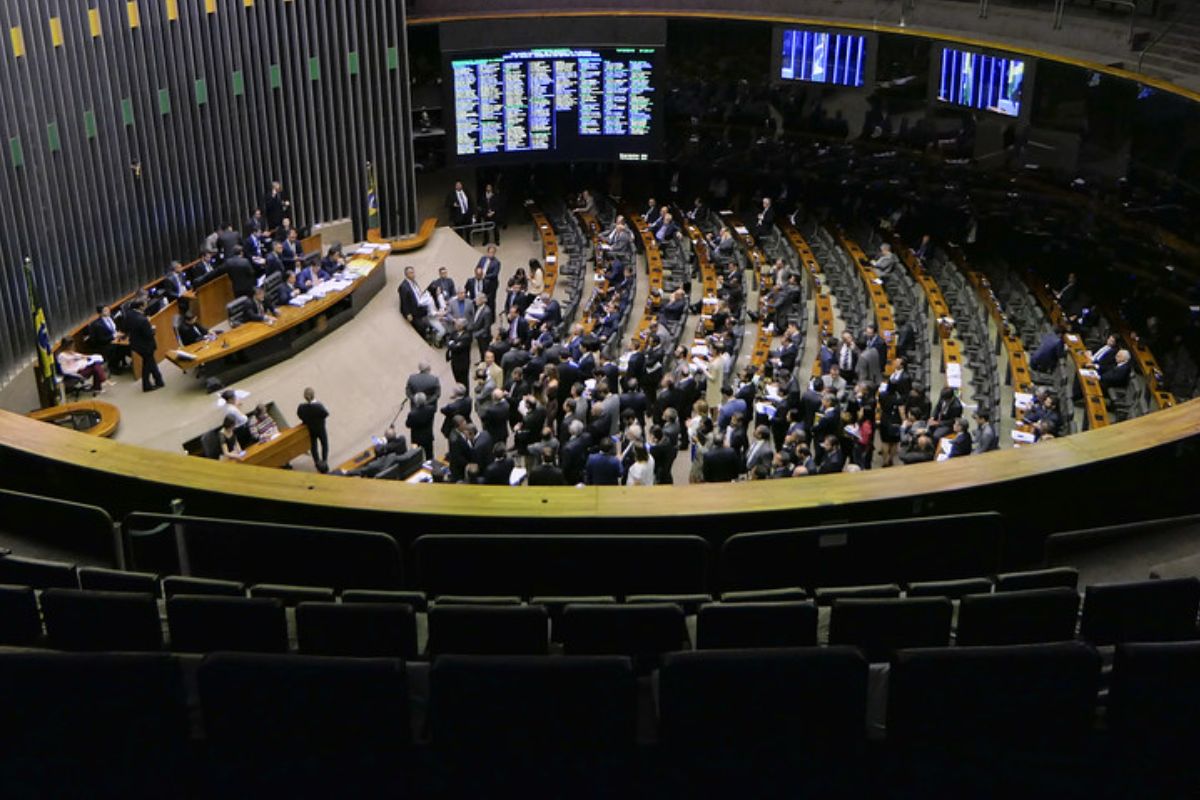 PL prevê devolução em dobro por atraso ou cancelamento de compra