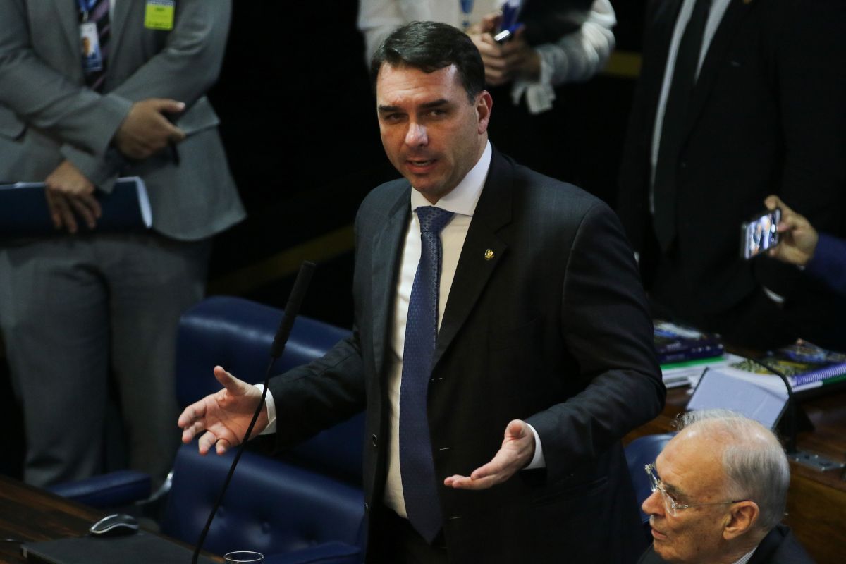 Entenda por que Moraes proibiu Flávio Bolsonaro de visitar o pai
