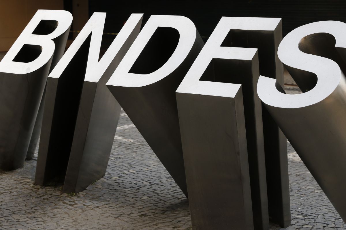 BNDES e Finep abrem edital para gestor de fundo de IA valendo R$ 205 milhões