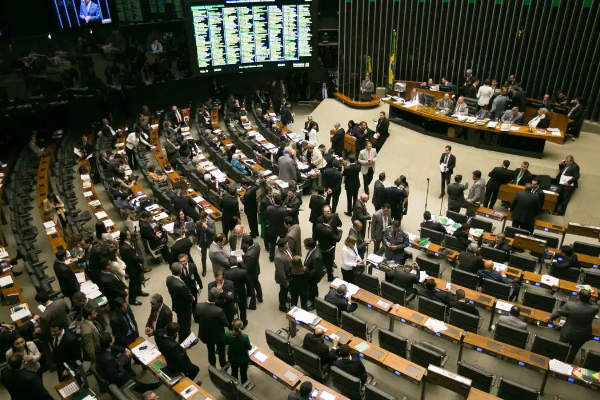 Por que presidentes de partido têm tanta força no Brasil?