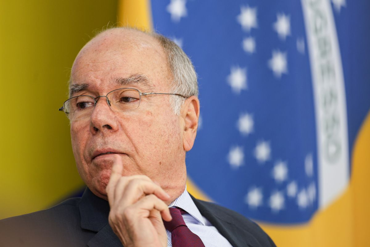 Comissão convida Mauro Vieira para explicar posição do Brasil sobre Irã