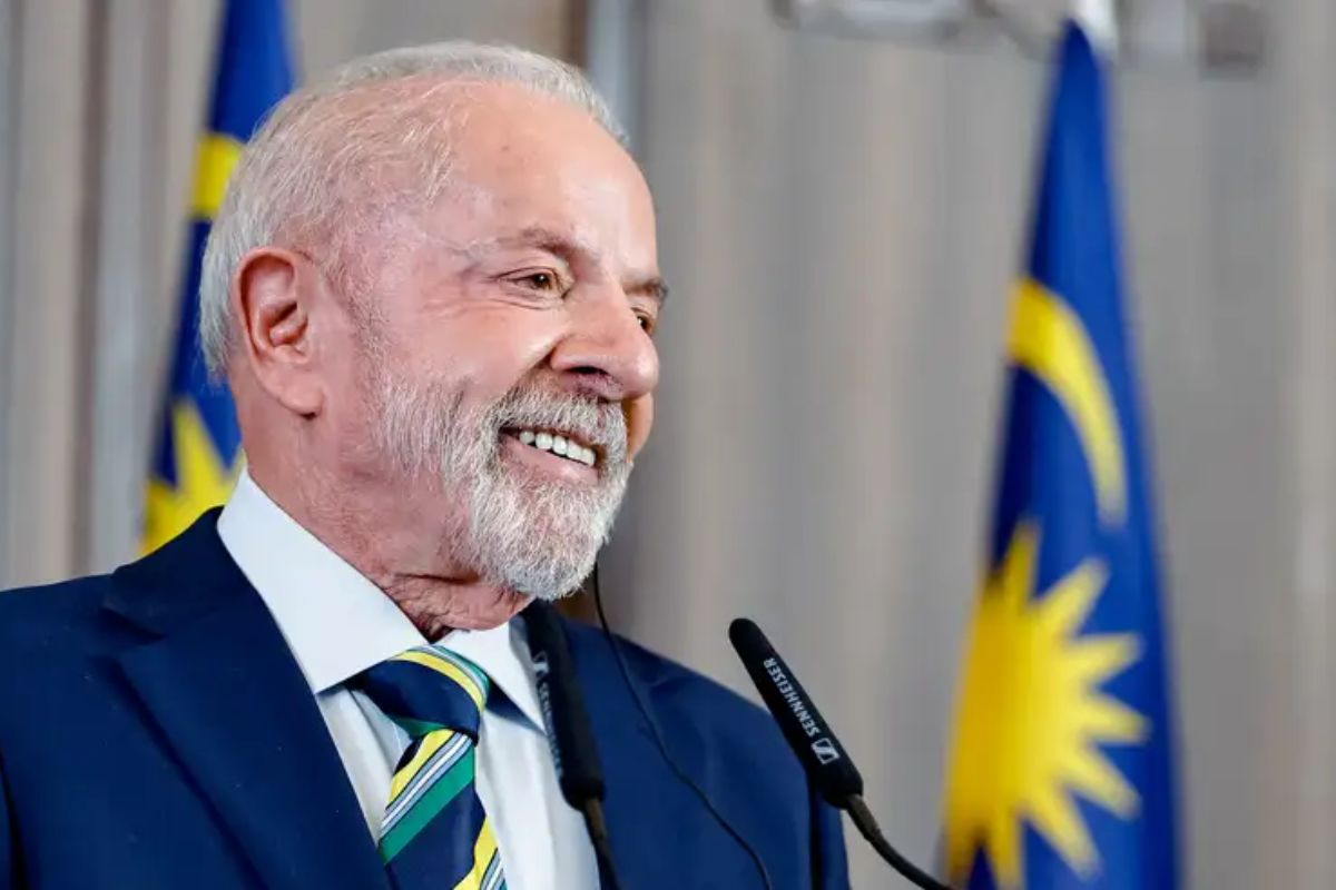 Lula assina decreto que limita taxas de VA e VR e reduz prazo de repasse