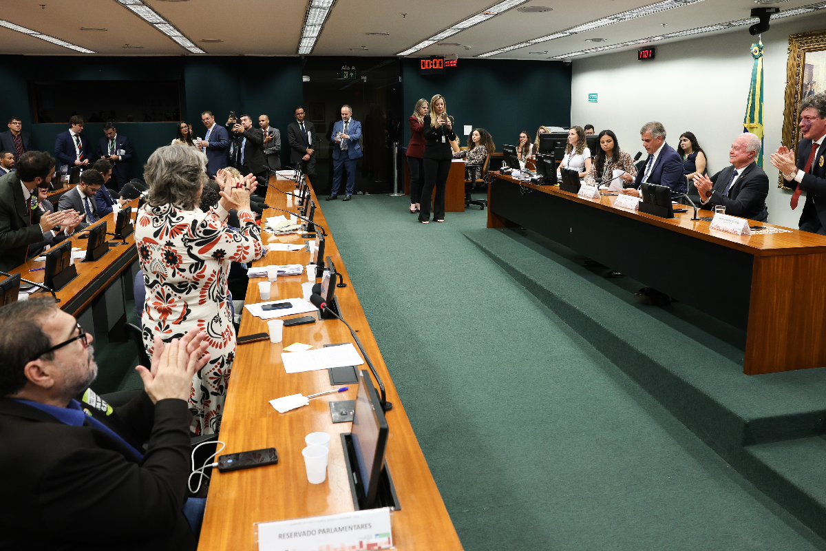 Câmara: CCJC aprova fim da escala 6×1. Motta deve criar comissão especial para matéria