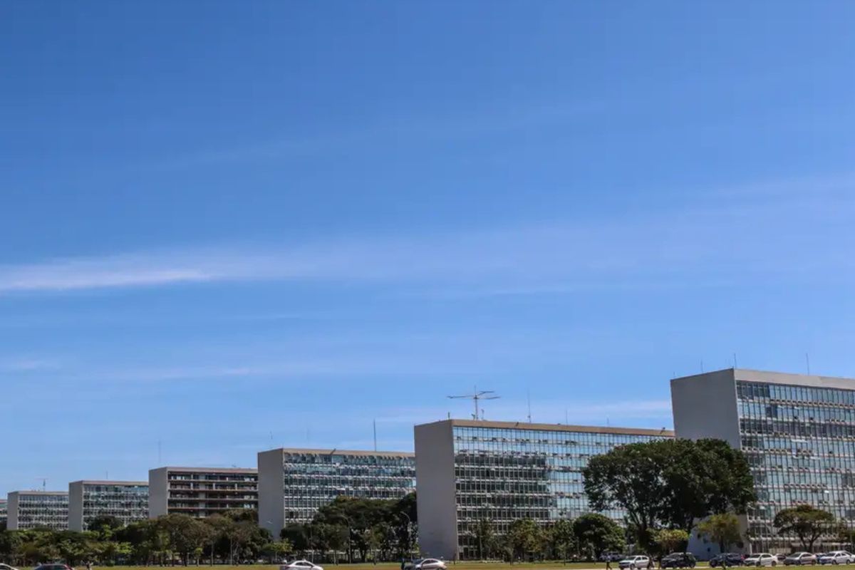 Governo bloqueia R$ 1,5 bi e atinge emendas parlamentares