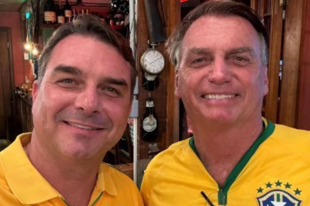 Base governista apresenta relatório alternativo e pede indiciamento de Bolsonaro e Flávio na CPMI do INSS