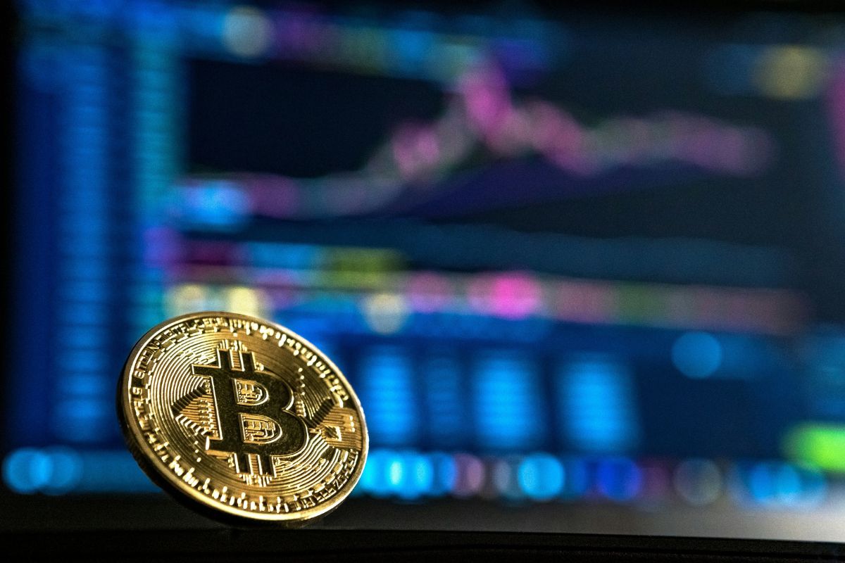 Bitcoin não acompanha alta das techs e volta a ficar abaixo de US$ 90 mil