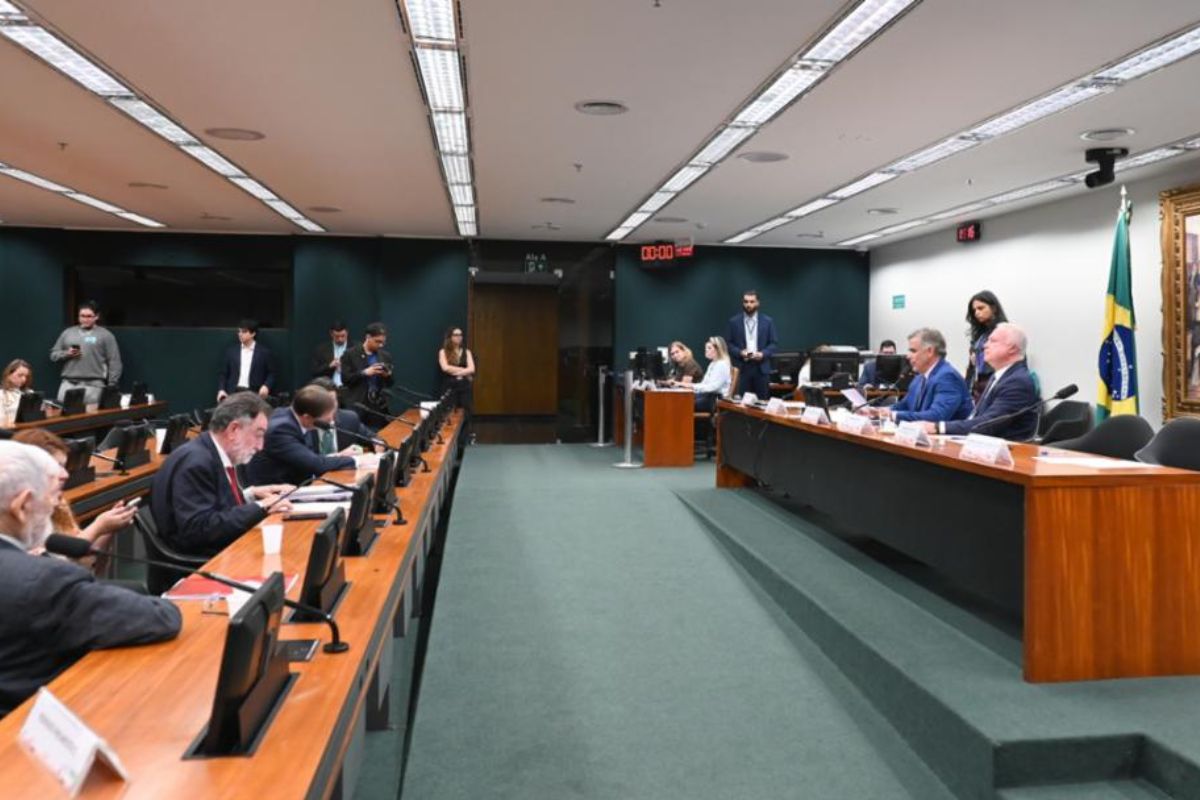 Como é escolhido e quais são as obrigações do relator de uma PEC na Câmara?