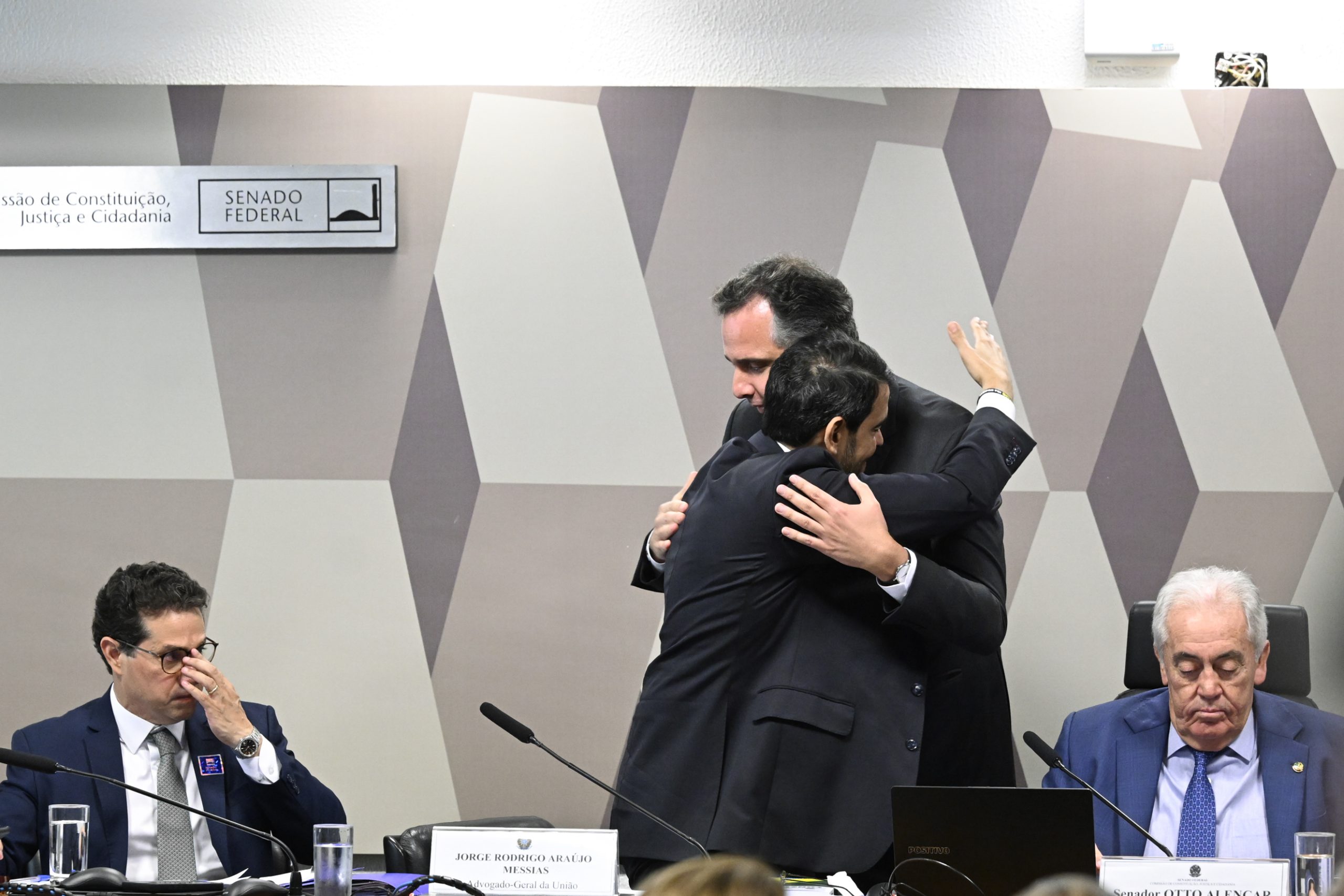 Indicação de Jorge Messias ao STF: Abraço na CCJ simboliza trégua