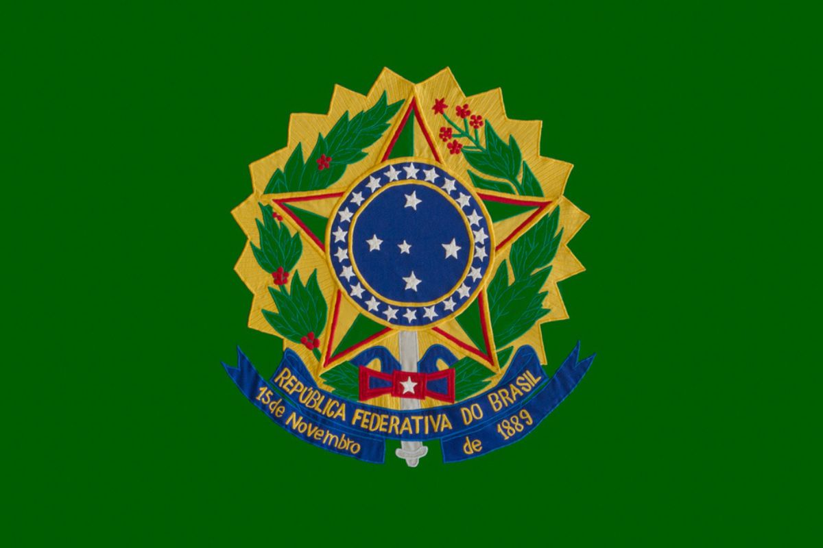 Qual a mensagem do brasão da República e por que é utilizado pelos Três Poderes?