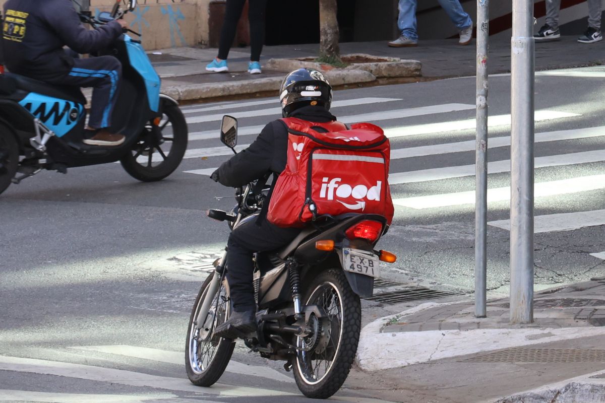 “Alguém vai pagar essa conta”: especialista aponta impacto da regulamentação de apps no bolso do consumidor