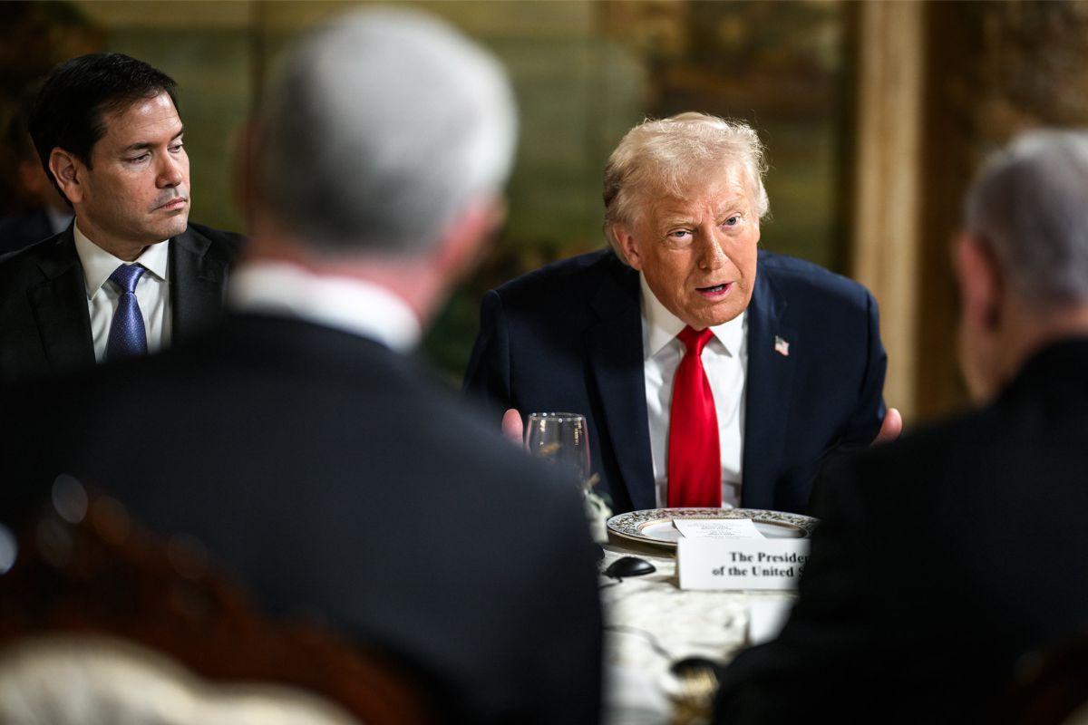 Trump publica imagem em que se diz “presidente interino da Venezuela”; veja