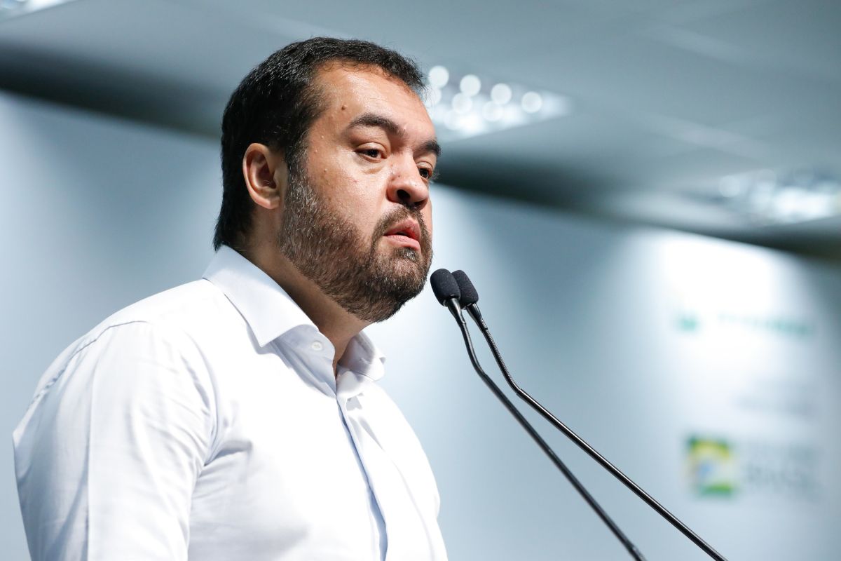 Cláudio Castro imita Jair Bolsonaro e garante salário no PL