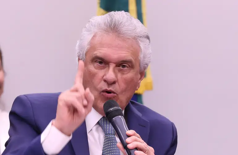 Caiado diz que respeita Flávio, mas não sai de cena