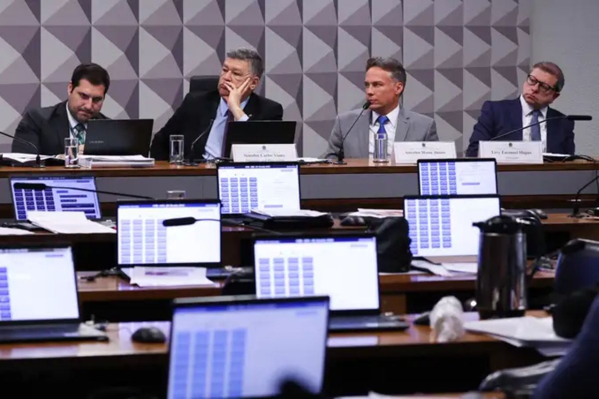 Senadores tentam prorrogar CPMI do INSS