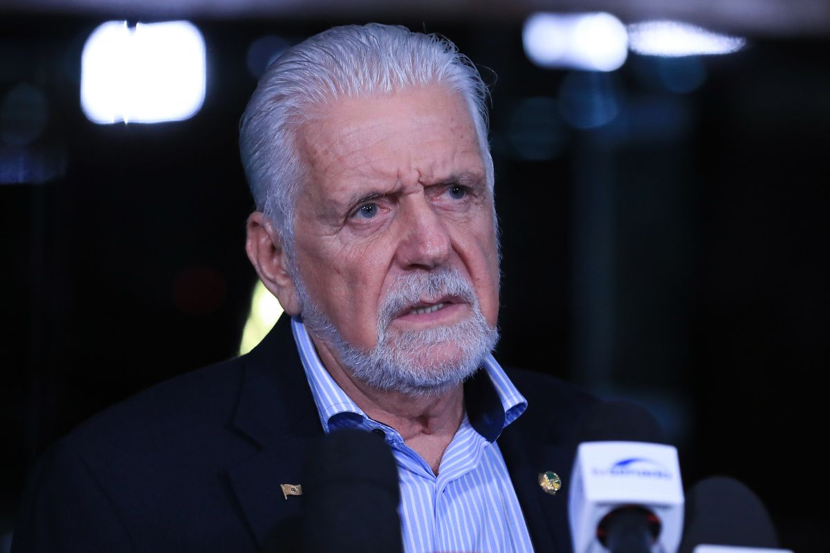 Possível saída de Jaques Wagner da liderança acende disputa e expõe fragilidade