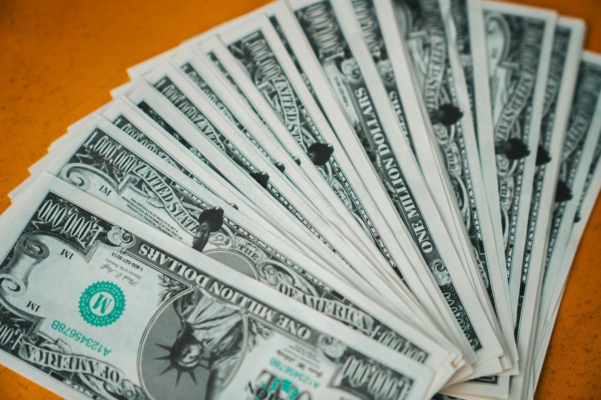 Ibovespa sobe 0,49% e dólar cai a R$ 4,89: o que está por trás da baixa da moeda?