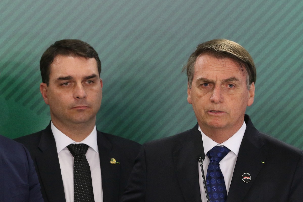 “Dark Horse” se mostra como tiro no pé para Flávio Bolsonaro