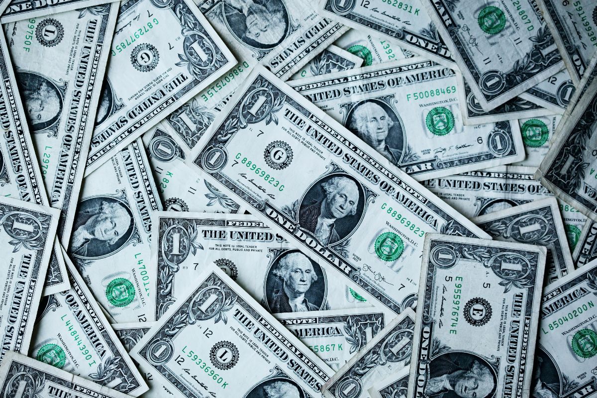 Por que a economia dos EUA e o dólar influenciam tanto a vida do brasileiro?