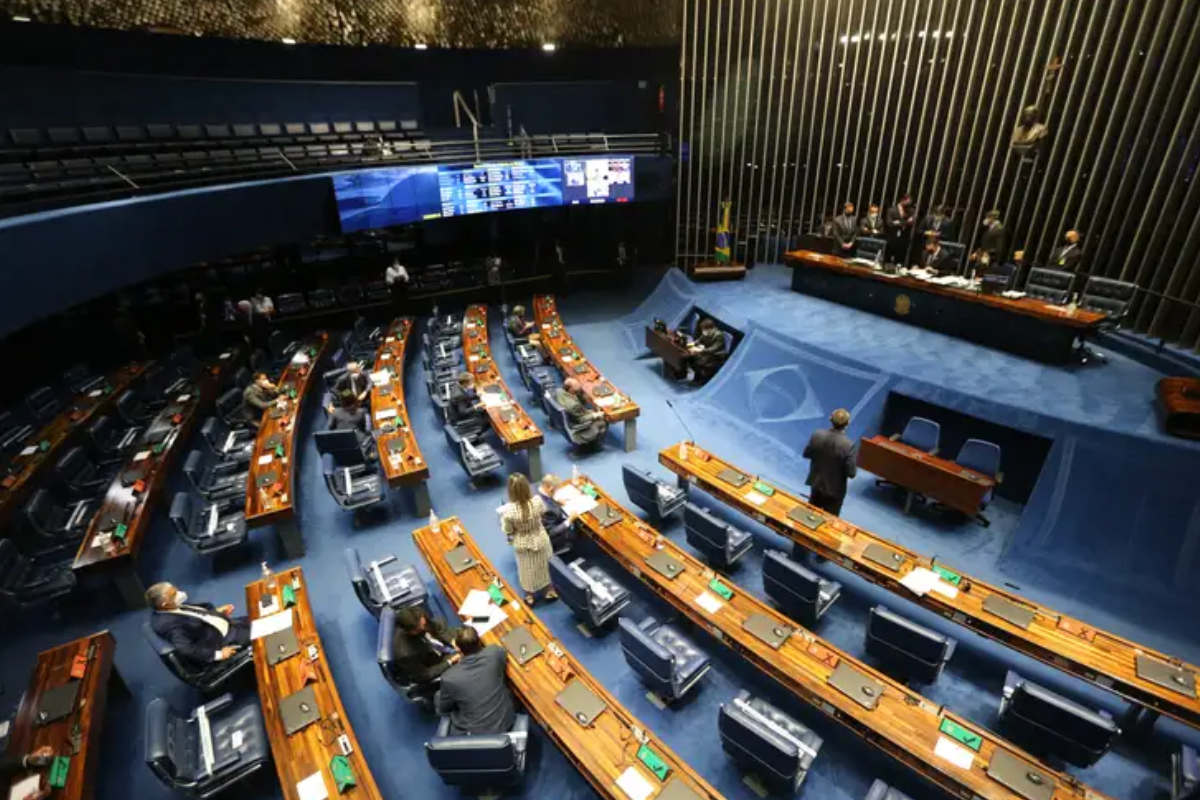 Relator da PEC da Blindagem no Senado vota pela rejeição; acompanhe ao vivo