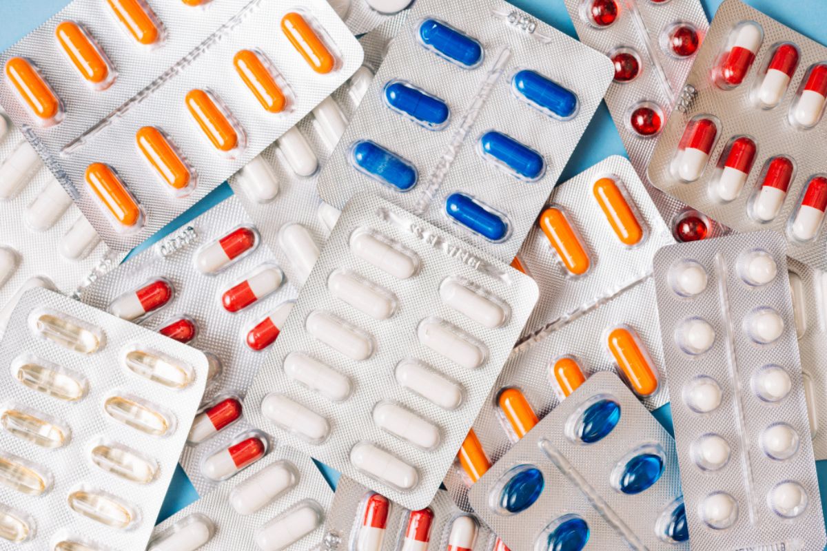 Medicamentos podem passar por reajuste a partir de abril. Quais remédios vão subir o preço?