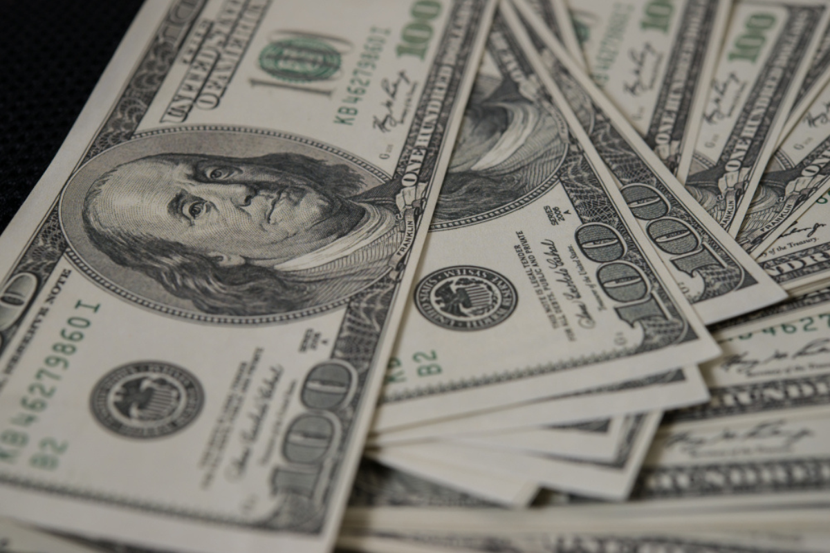 Dólar recua após leilões do Banco Central e interrompe sequência de altas