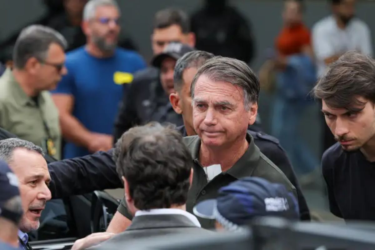 Bolsonaro pode ser operado no Natal; defesa pede internação na véspera