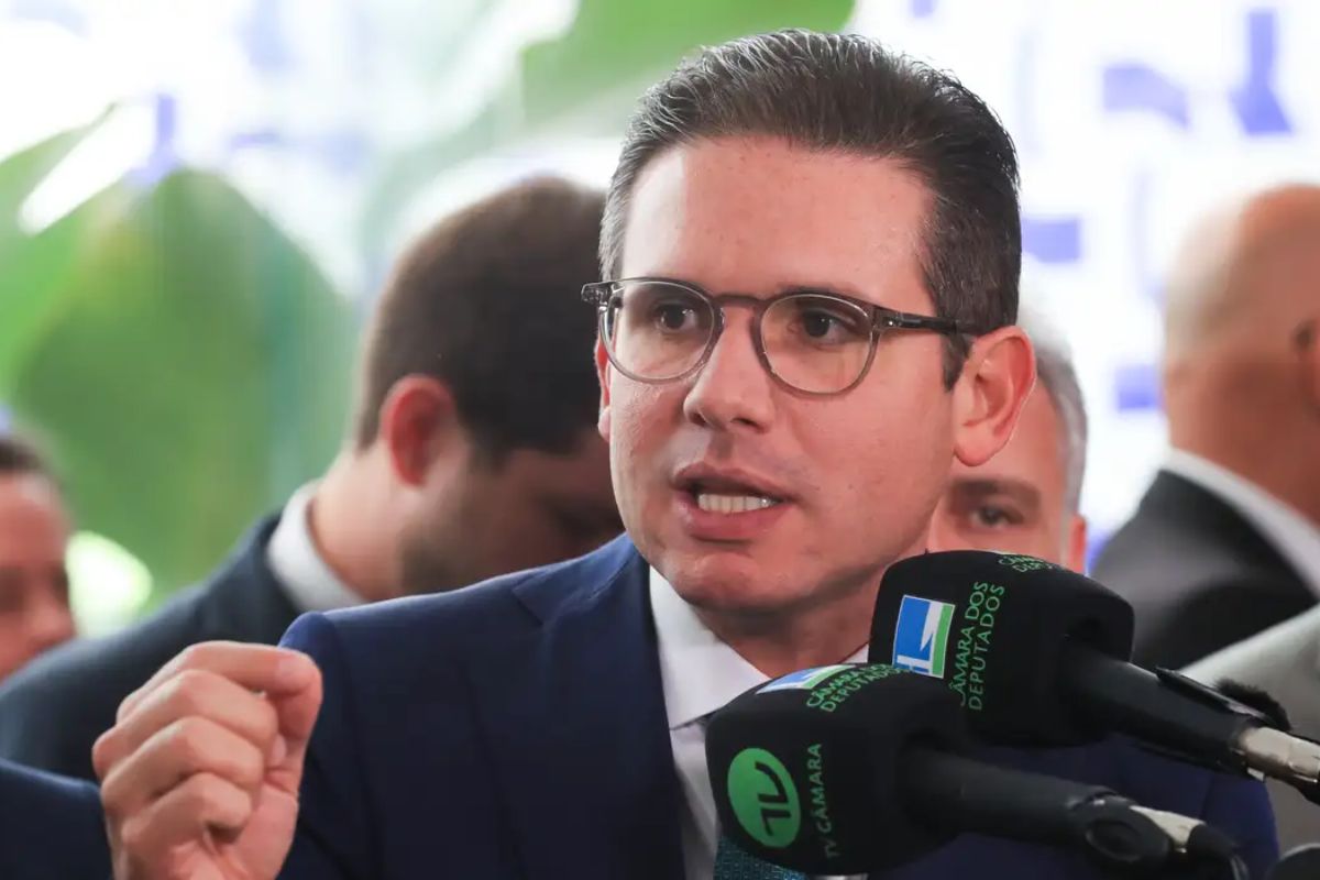 Hugo Motta fala sobre a construção de um texto de convergência para o fim da escala 6×1; saiba mais