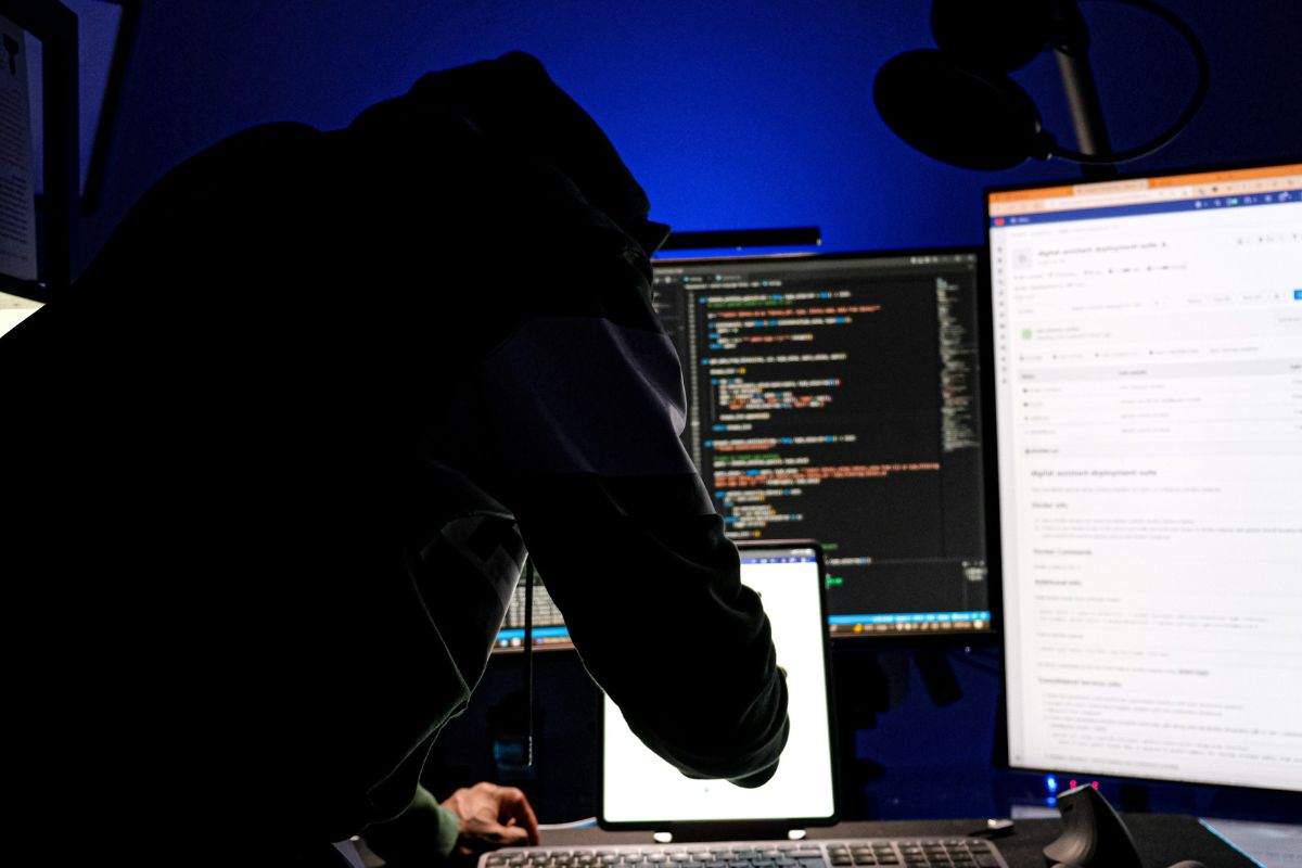 “A IA elevou o padrão dos ataques”: especialista explica como golpes digitais já afetam empresas no mundo real