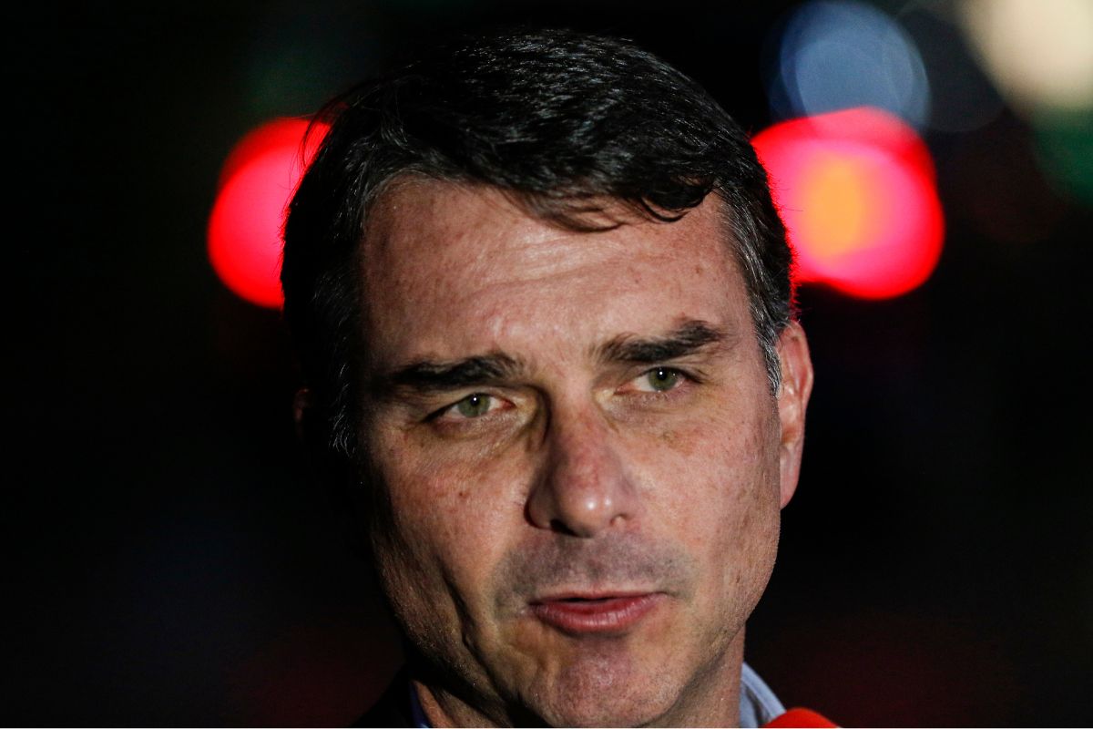 Flávio alterna discurso para tentar enfrentar crise causada por Michelle
