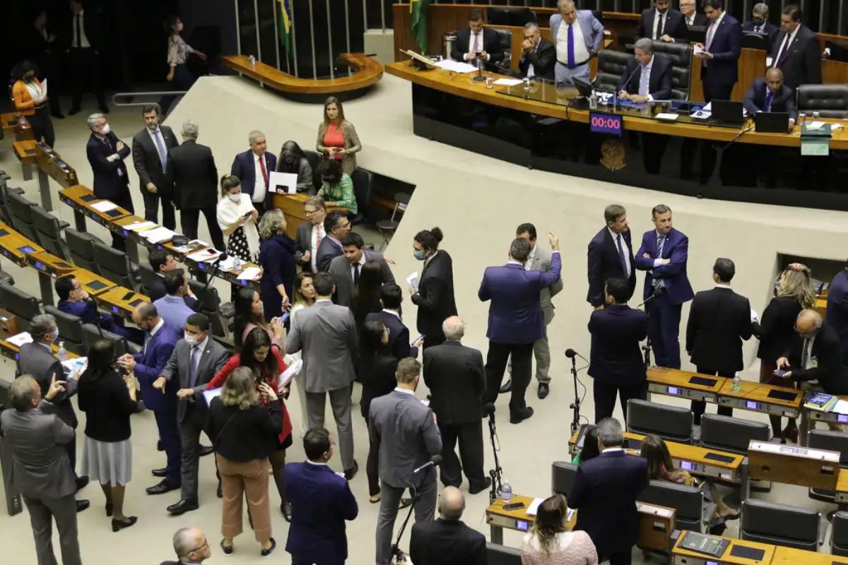 Projeto sobre minerais críticos avança na Câmara em regime de urgência; entenda o que isso significa