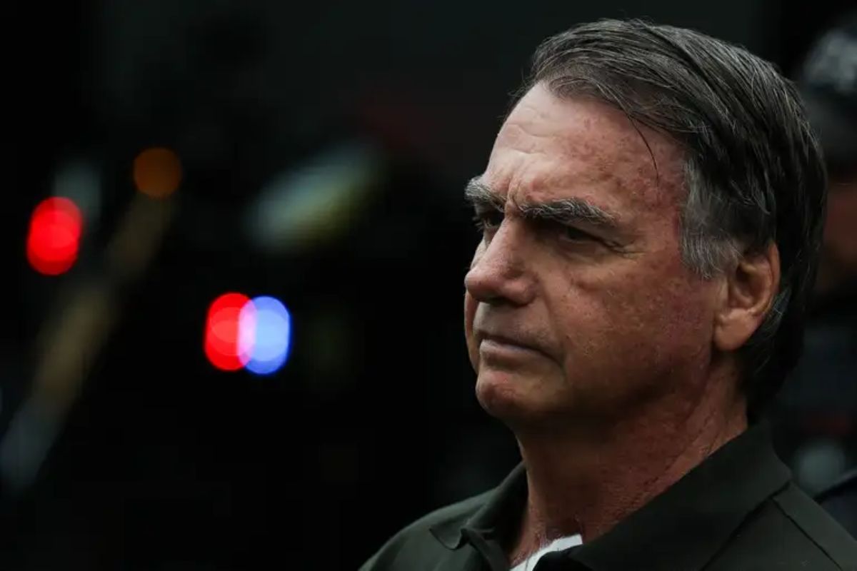 Bolsonaro cai na prisão e sofre traumatismo craniano leve; veja