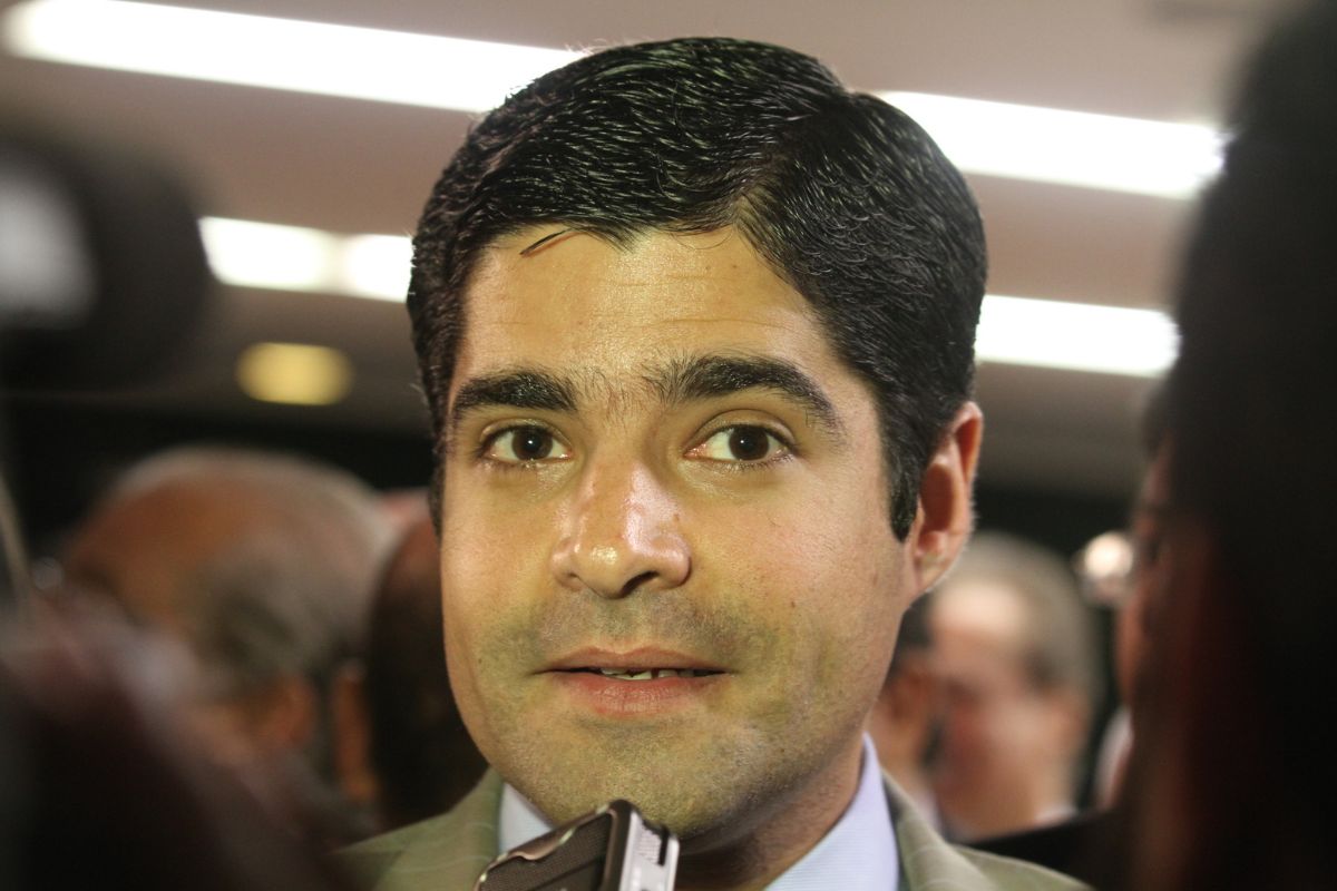 ACM Neto admite erros de 2022, critica gestão do PT e detalha posição política na Bahia
