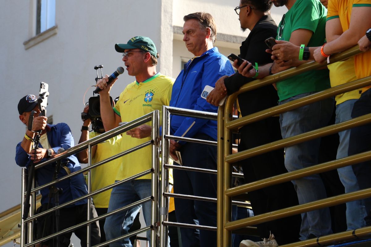 Flávio Bolsonaro lidera sobre Jair Bolsonaro em pesquisa espontânea para eleições 2026