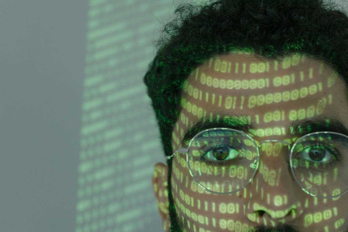 IA como mecanismo político: especialista explica riscos do uso e como tecnologia pode manipular eleitores
