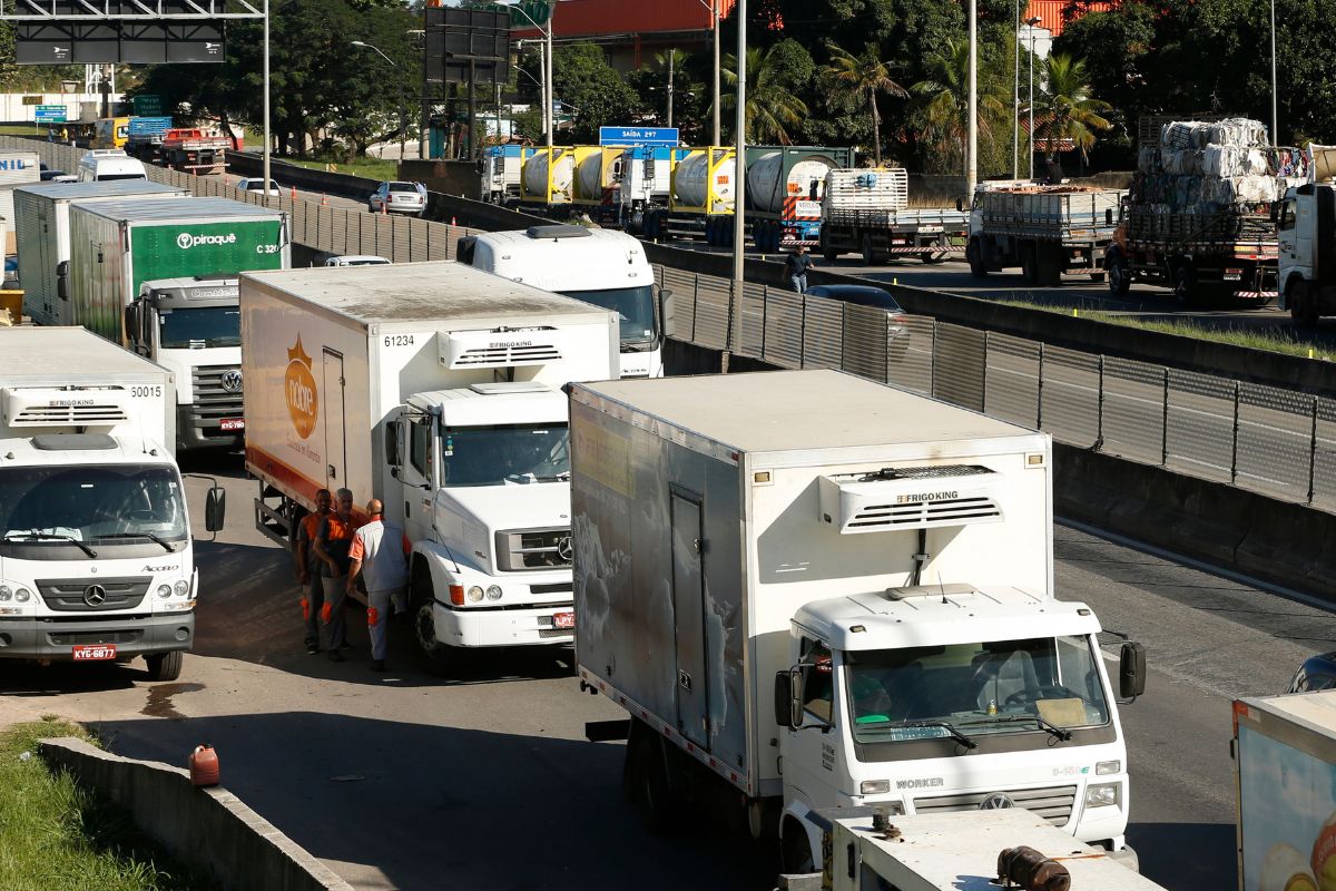 Serviços avançam em fevereiro e acumulam alta de 1,9% no ano, aponta IBGE