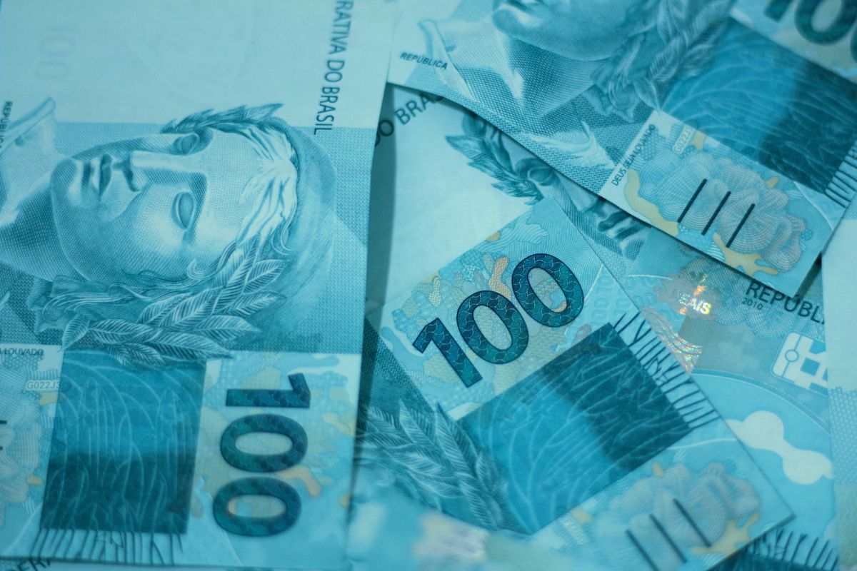 Juros futuros operam com estabilidade antes de dados econômicos no Brasil e nos EUA