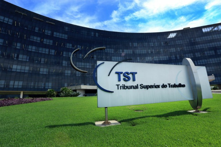 TST mantém indenização a funcionário que recebeu mensagens com conteúdo sexual
