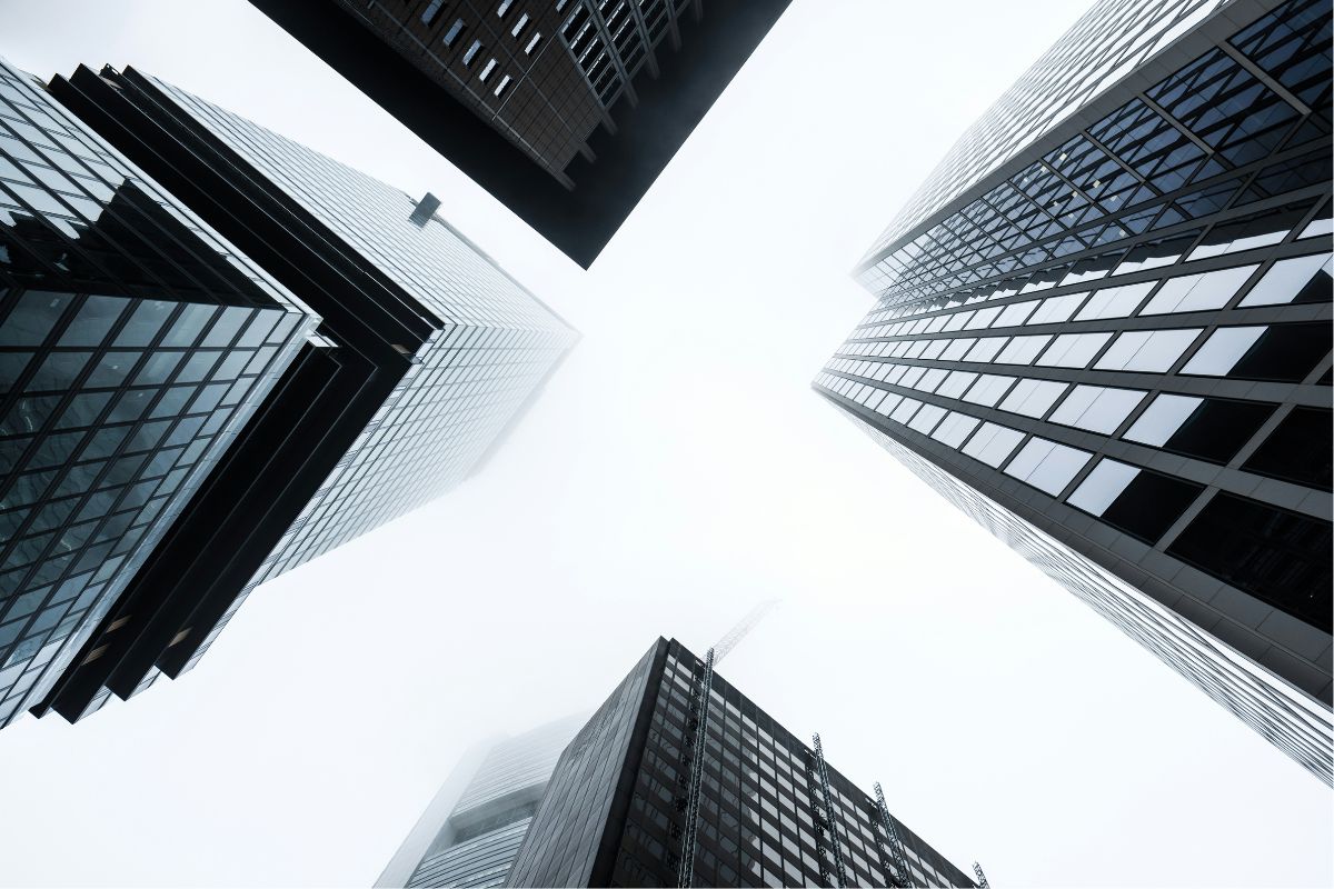 Empresas que se destacaram positiva e negativamente em 2025; confira ranking