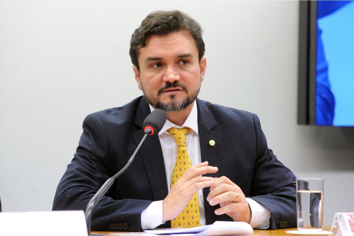 Lula confirma saída de Celso Sabino do Turismo e indica Gustavo Feliciano para o cargo