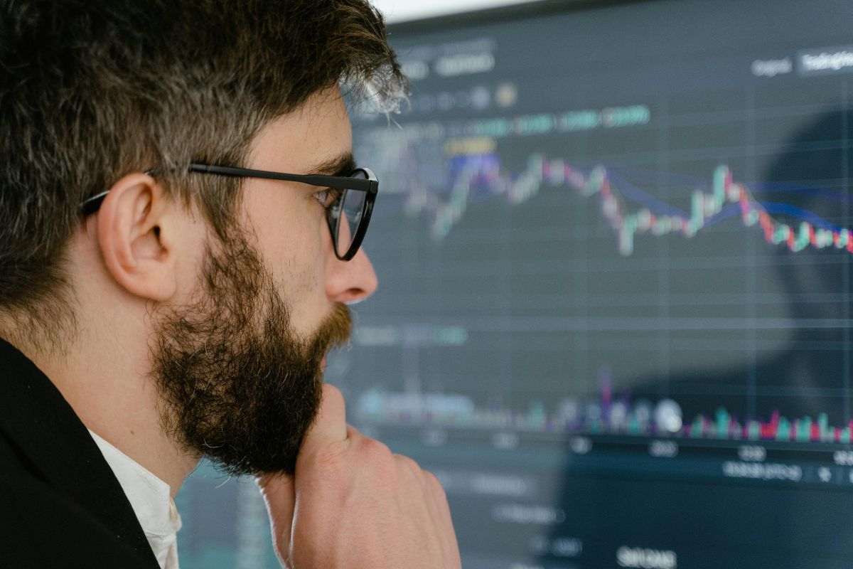 Instituições investiram R$ 1,7 trilhão em ações na B3 ao longo de 2025