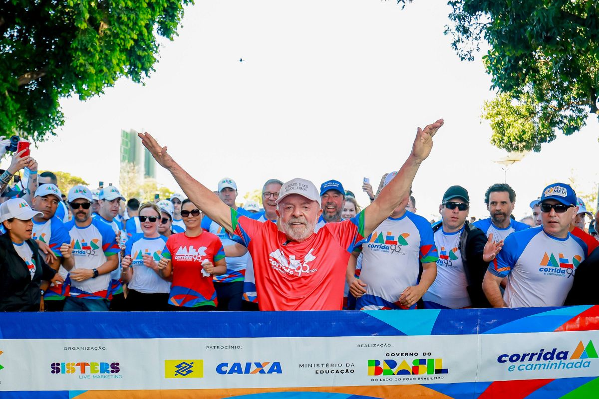 Aos 80 anos, rotina de treinos de Lula vira análise da disputa eleitoral com Flávio Bolsonaro na mídia exterior
