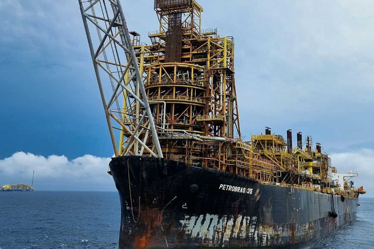 Com guerra no Oriente Médio e petróleo em alta, Brasil se torna aposta entre emergentes