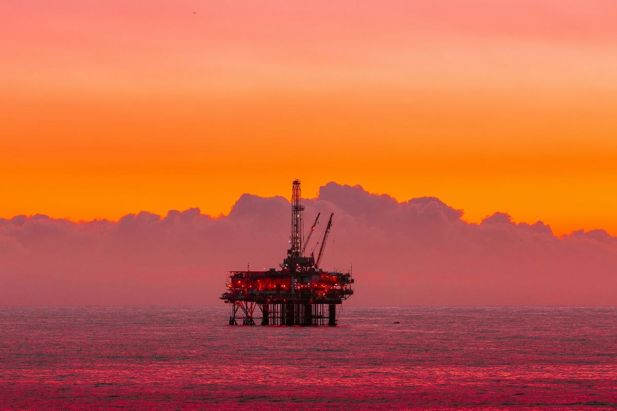 Briefing: volatilidade do petróleo, pressões fiscais e crise