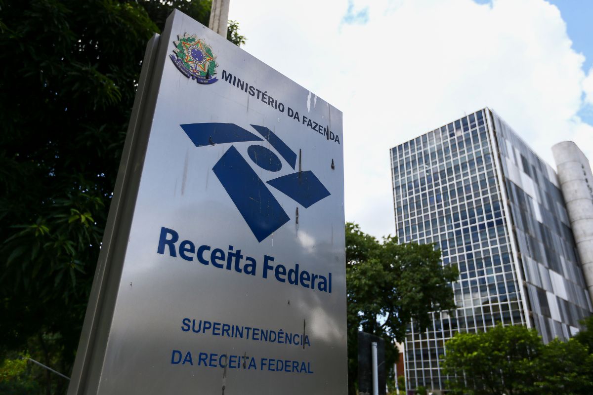 Leilão da Receita reúne eletrônicos, veículos e joias com lances pela internet