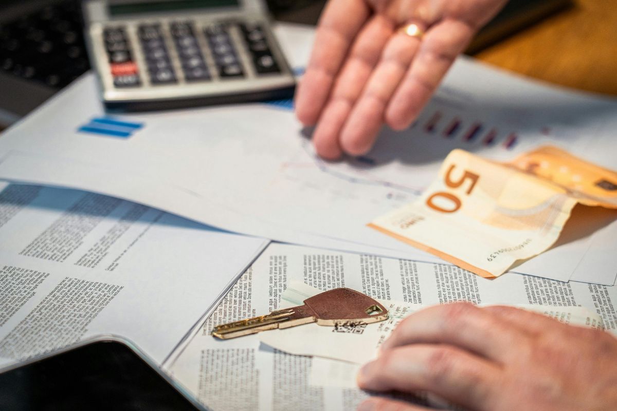 Taxa de brasileiros com dívidas avança para 80,9% e atinge marca histórica