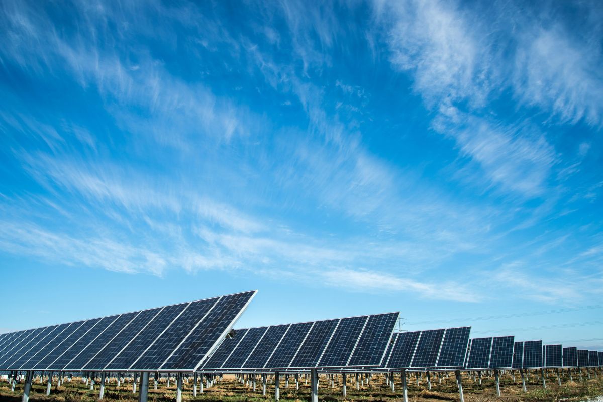 Investimento global em energia limpa bate recorde, mas transição energética perde ritmo